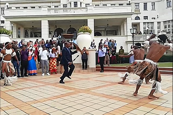 dialogue platform maputo former president dances