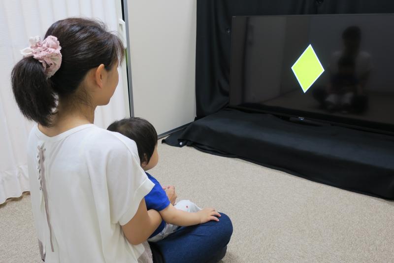 yo nakawake and emily burdett undertake an eye tracking study with young children in japan