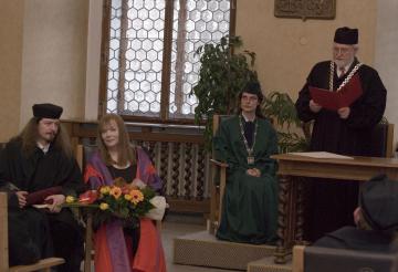 Judith Okely receiving the Seal of the City of Pilsen, Czech Republic, from the mayor (2011).