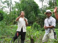 A Huaorani elder, sharing his botanical knowledge with a Maya specialist (L. Rival 2008)