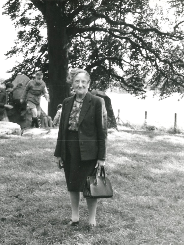 image 6 miss beatrice mary blackwood 1889 1975 in 1967 copyright pitt rivers museum university of oxford photograph collections 1998 271 75 detail