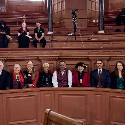 A group photo of Mākereti's family and guests taken inside the Sheldonian Theatre. 